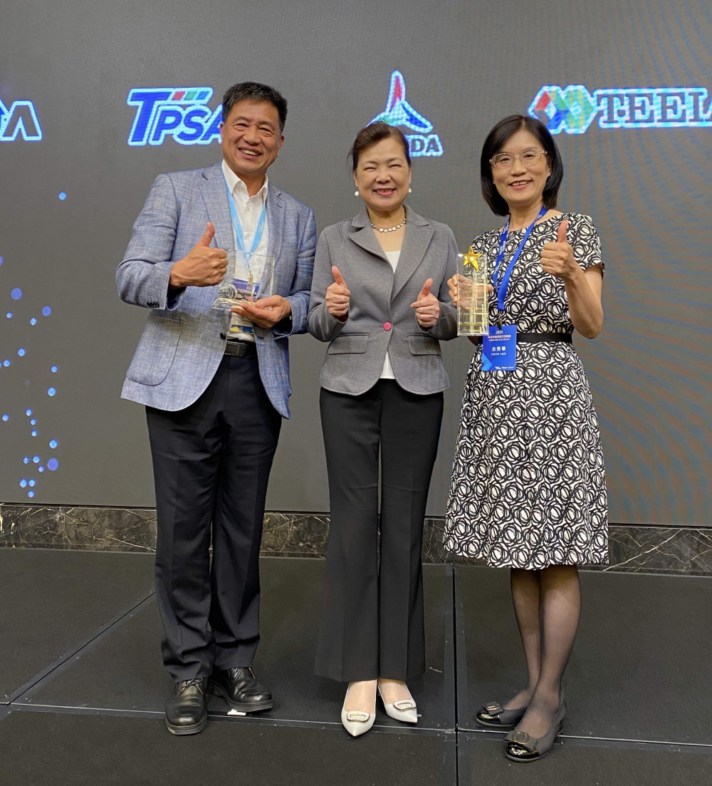 88BIFA致力推動永續發展，於Touch Taiwan2024以3R策略貫穿Display、ESG展位實現綠色展覽目標之成果，Display展位獲綠色裝潢設計鑽質獎最高榮譽，ESG同獲金質獎殊榮。由經濟部長王美花（中）親自頒予88BIFA光電董事長彭双浪（左）、88BIFA光電永續長古秀華（右）